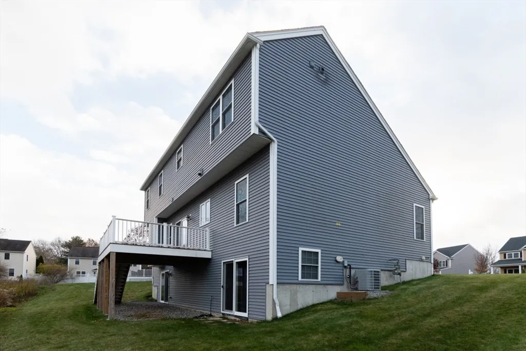 15 Hialeah Ln, Framingham