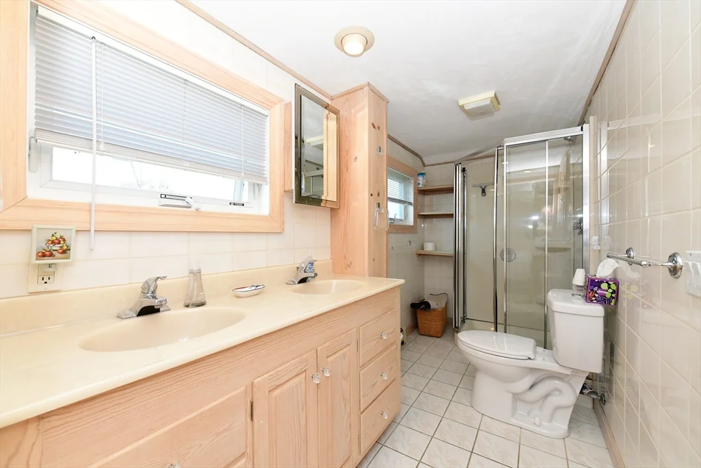 239 Phillips Rd, Sandwich