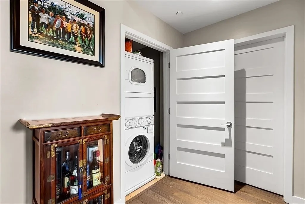 130 John St, Downtown