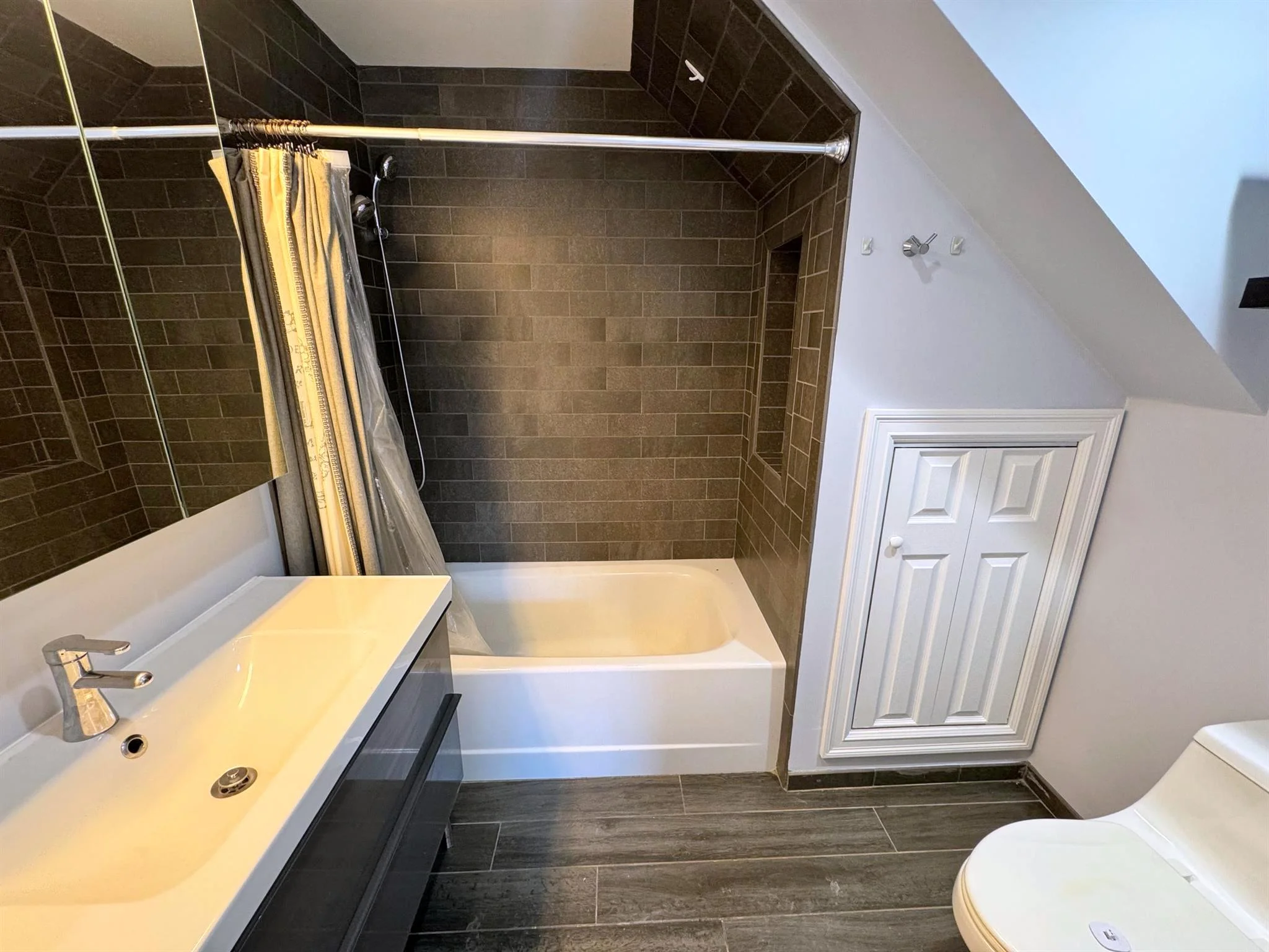 8 Cross Street East, East Somerville