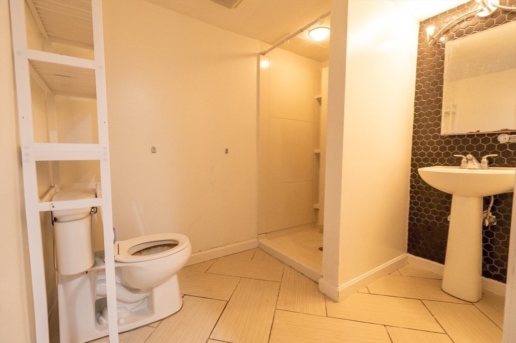 28 Harding Ter, Dedham