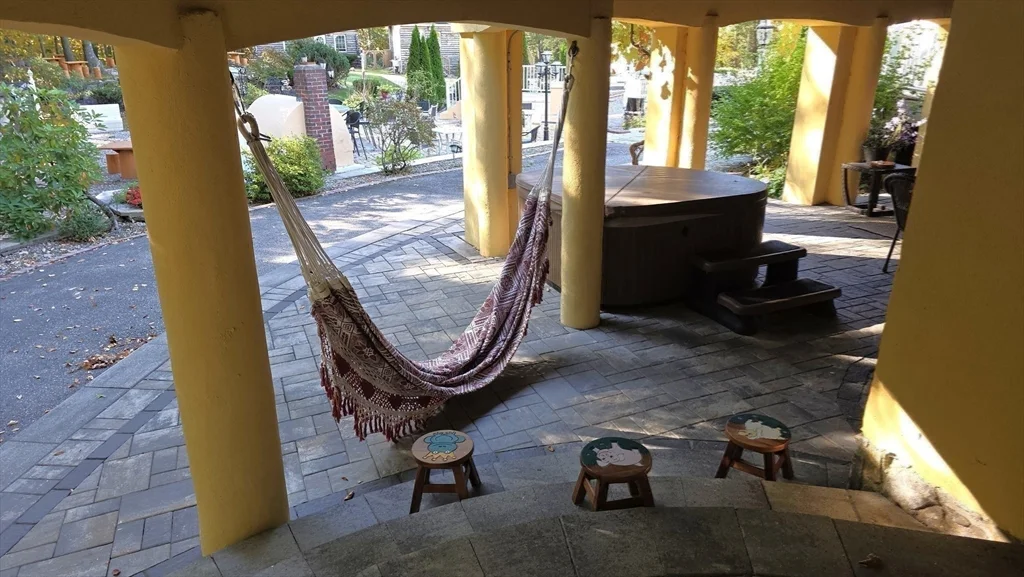 85 Burlingame, Charlton