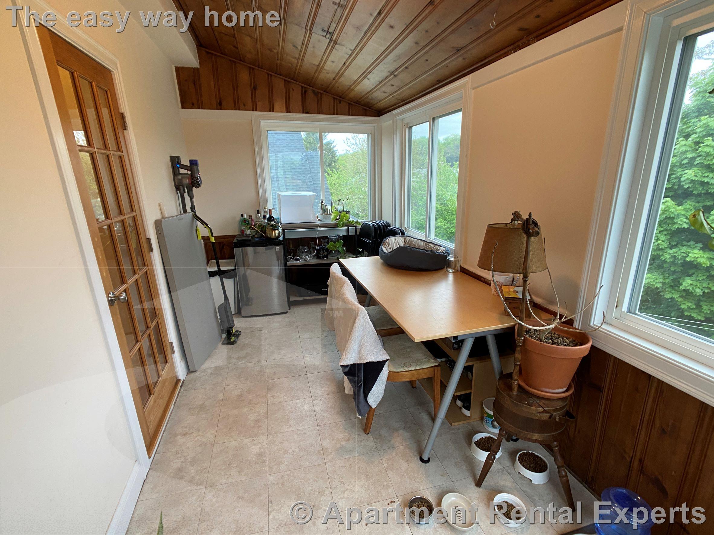 23 Willard Ave, Tufts