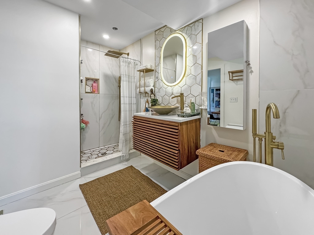 8 Greenhalge St, Medford