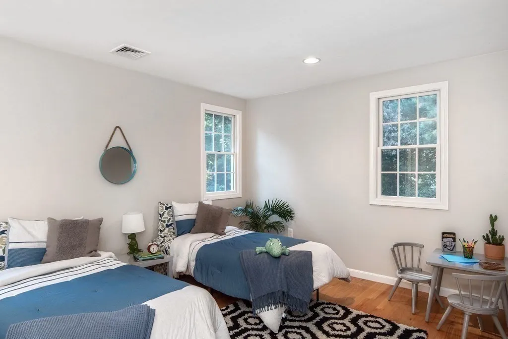 29 Burke Ln, Wellesley