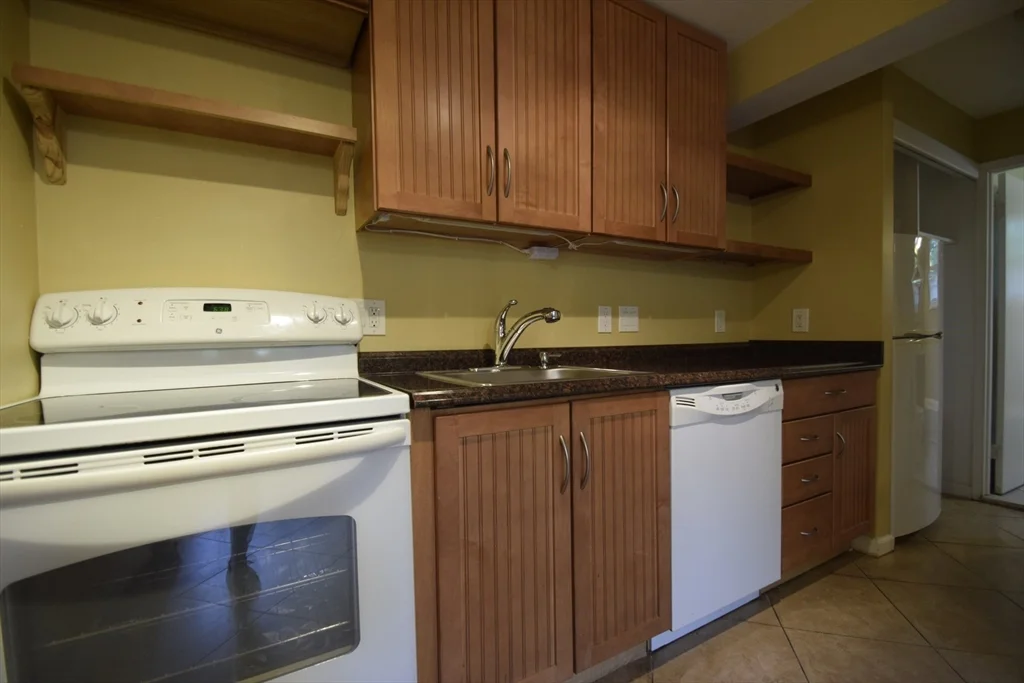 1 Colonial Village Dr, Arlington