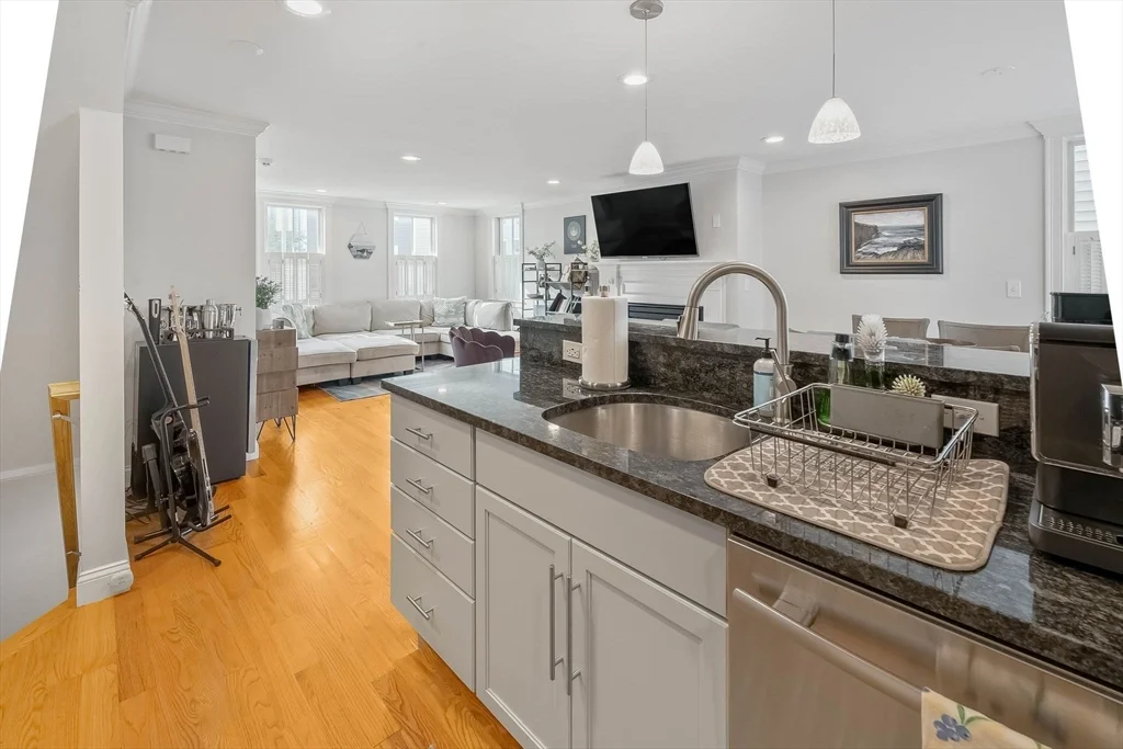 65 Green St, Charlestown