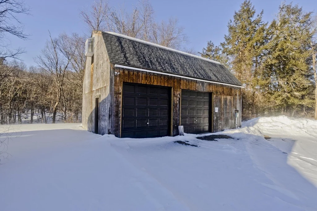 16 Knightville Dam Rd, Huntington