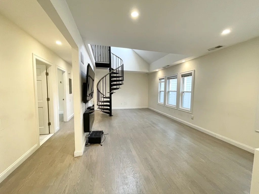 21 Iroquois, Mission Hill