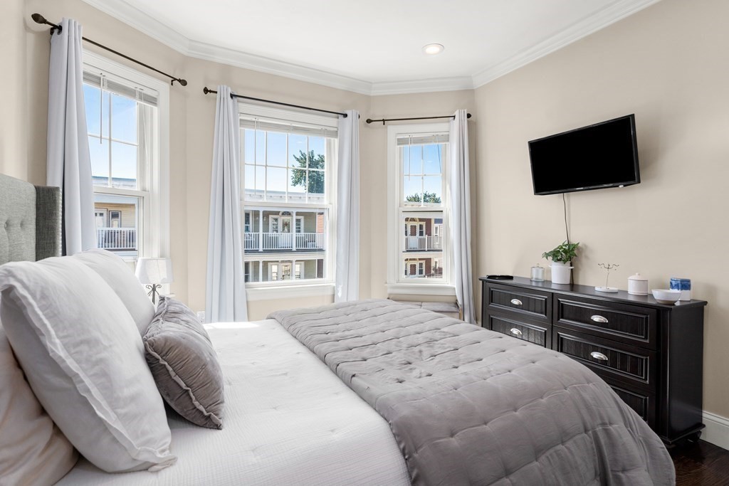 1048 Saratoga St, Boston