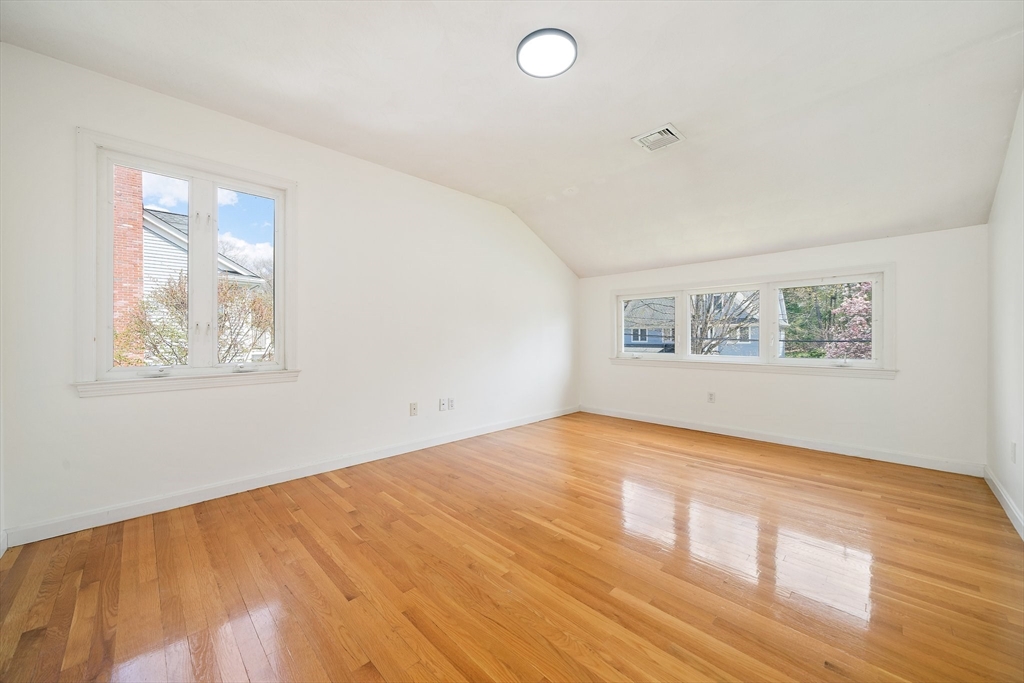 28 Mansfield Rd, Wellesley