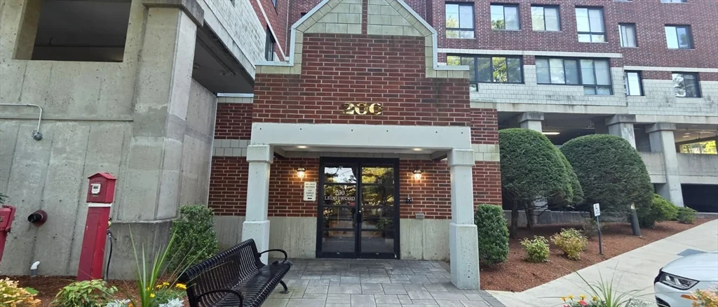 200 Ledgewood Dr, Stoneham