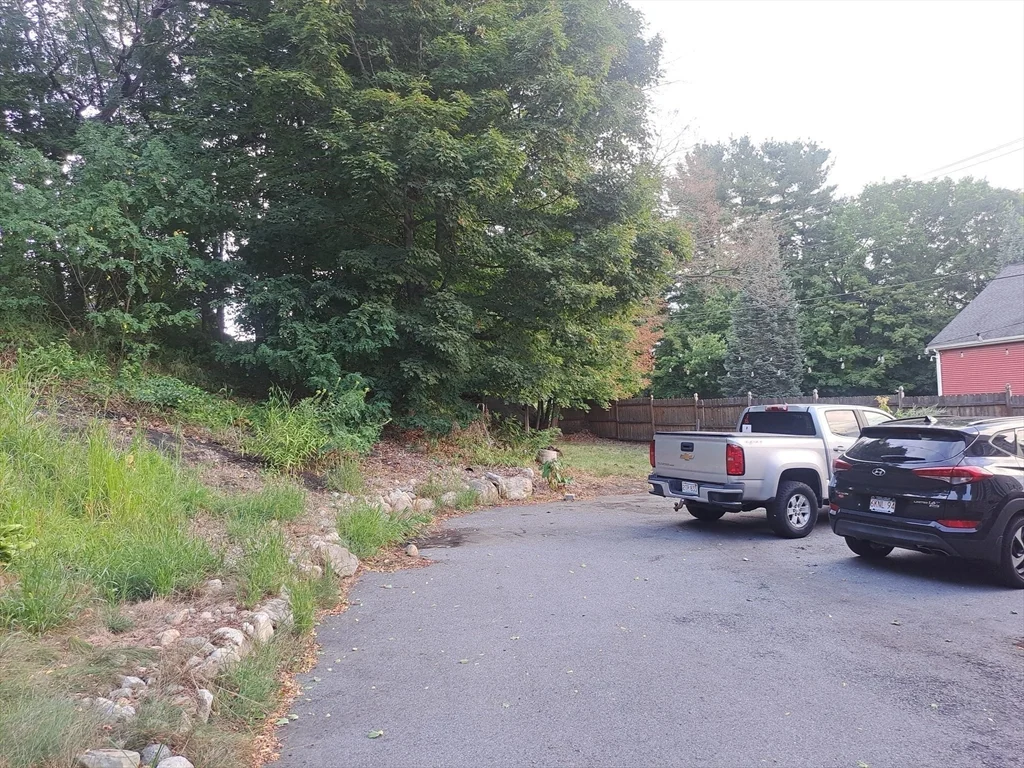 1602 Mammoth Rd, Dracut