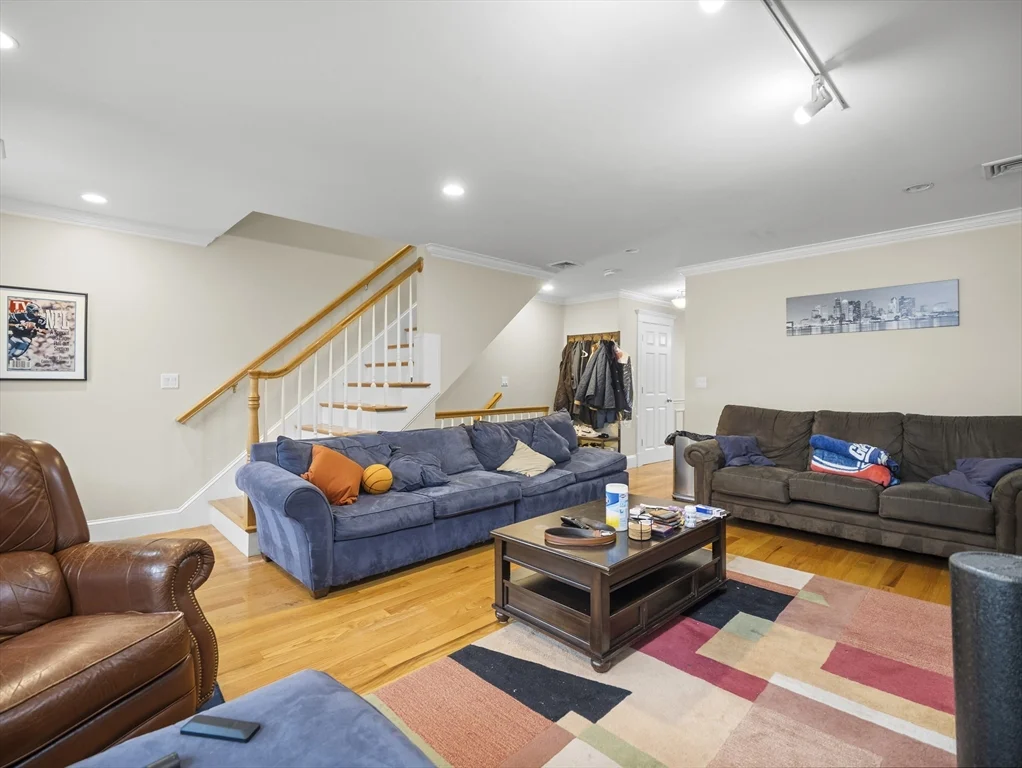 157 W 6th St, South Boston