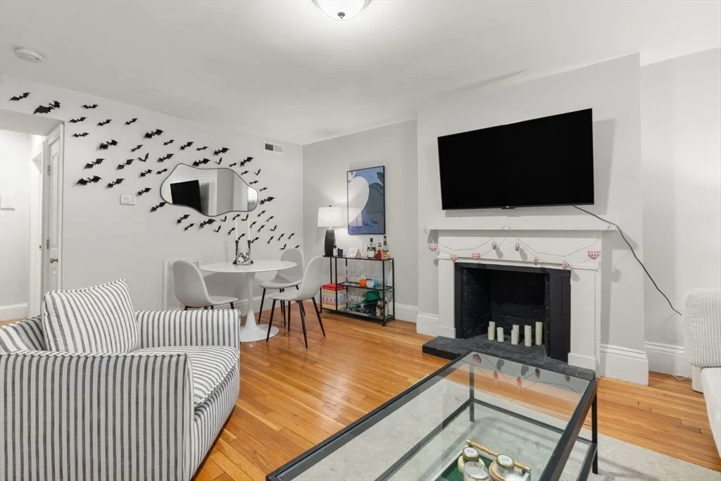 62 West Cedar St, Beacon Hill