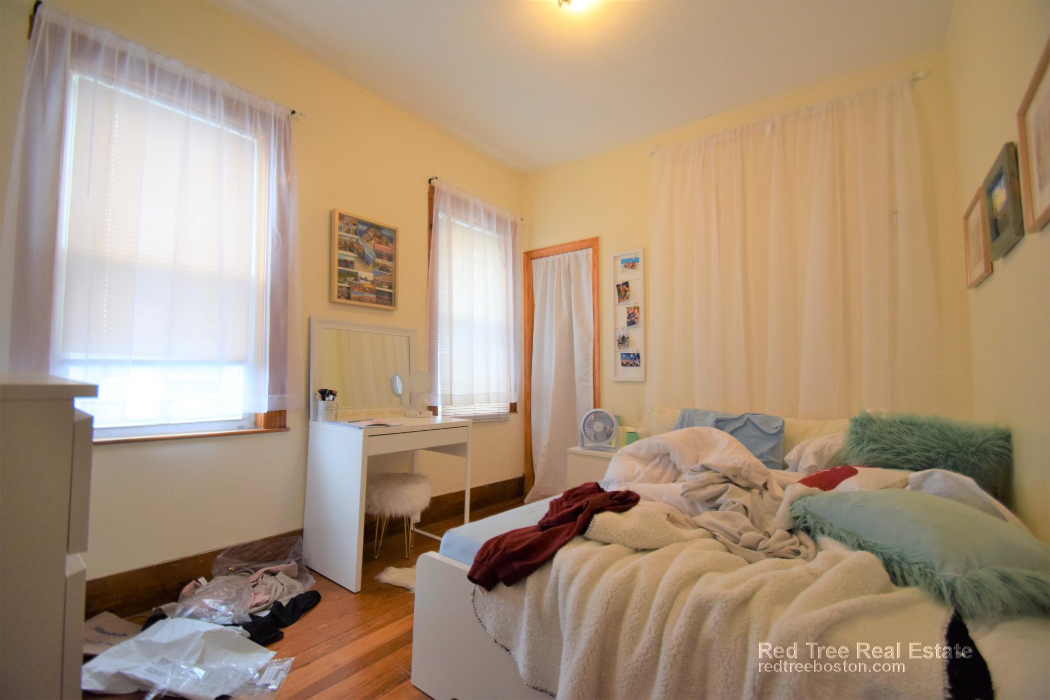 346 Faneuil St, Oak Square