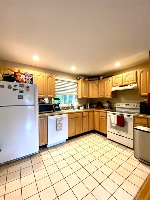 11 Jacqueline Rd, Waltham