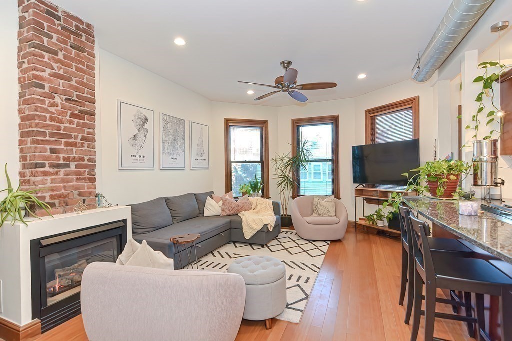 176 Hillside St, Mission Hill