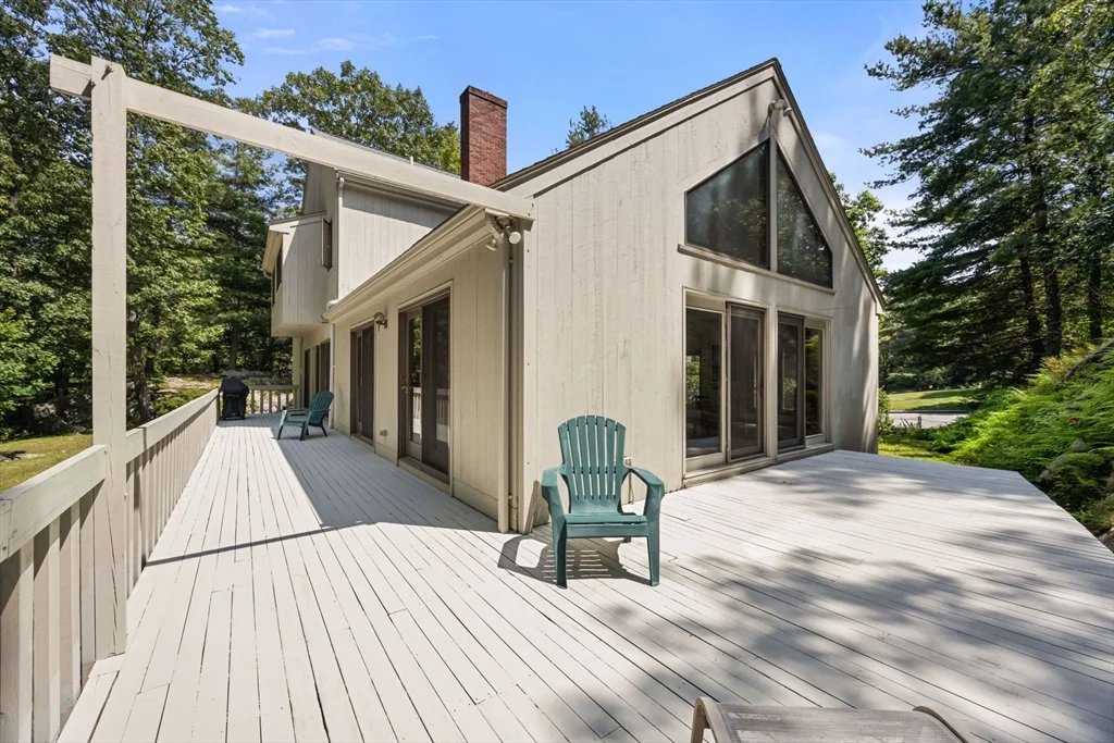 4 Crestview Ln, Milton