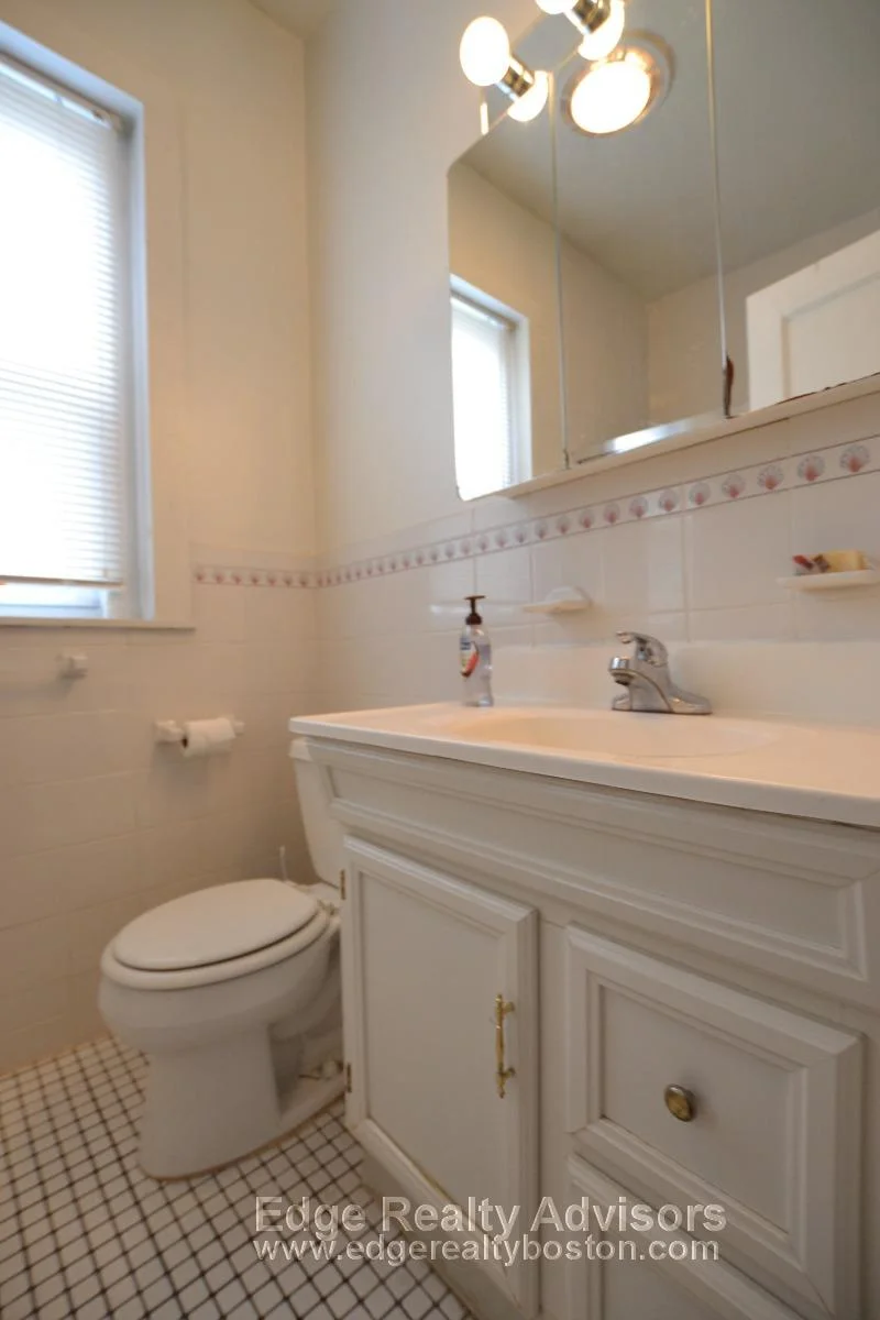 156 Coolidge St, Washington Square