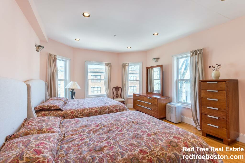 74 Georgia St, Roxbury