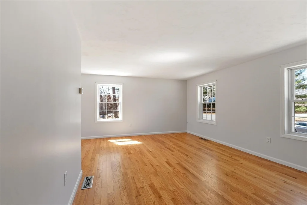 27 Pine St, Pepperell