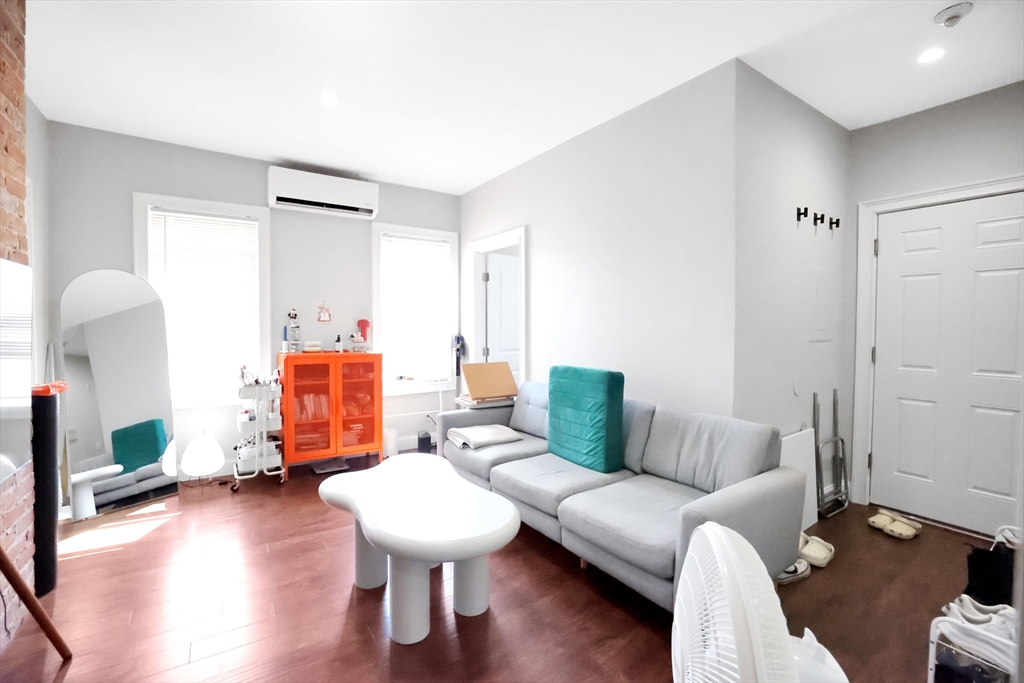 284 E Eighth St, South Boston