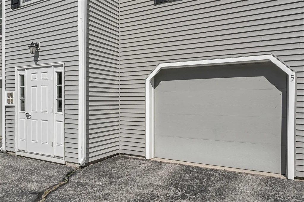 124 Tennis Plaza Rd, Dracut