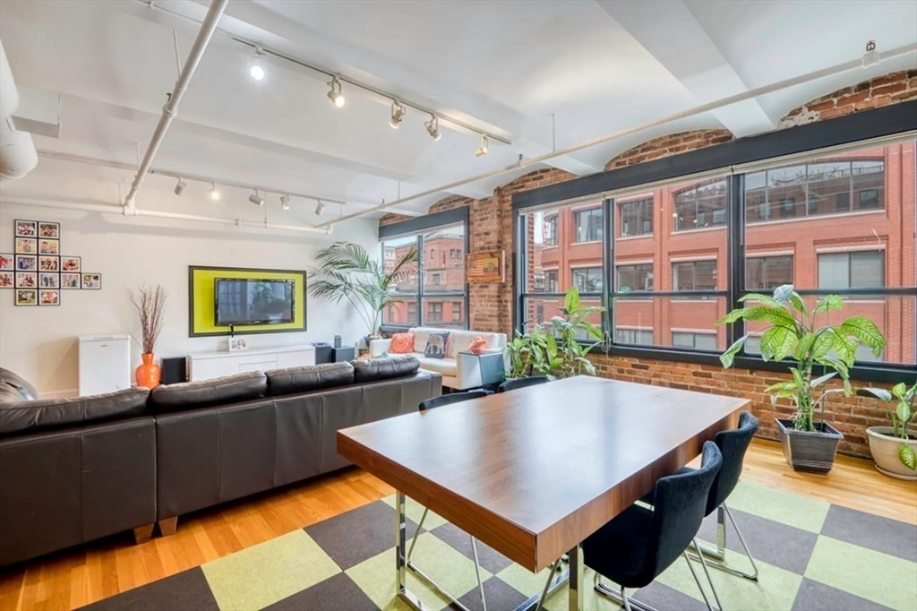 121 Beach St, Leather District