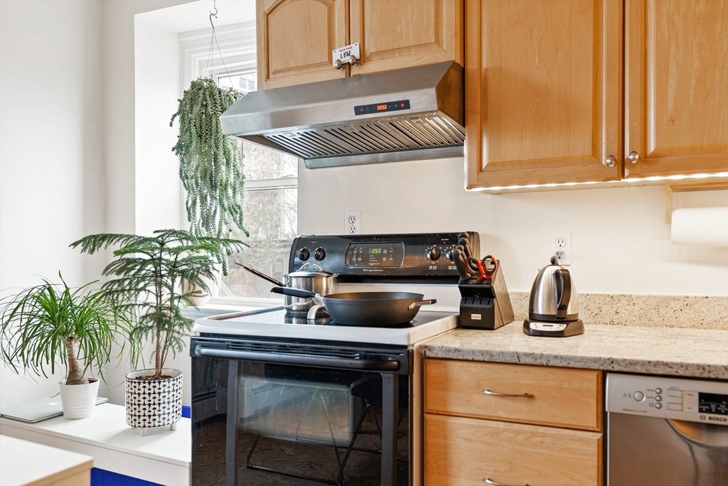 37 Putnam Ave, Riverside