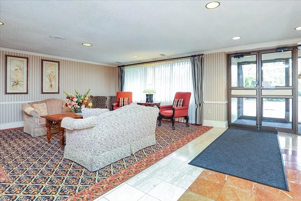 1004 Paradise Rd, Swampscott