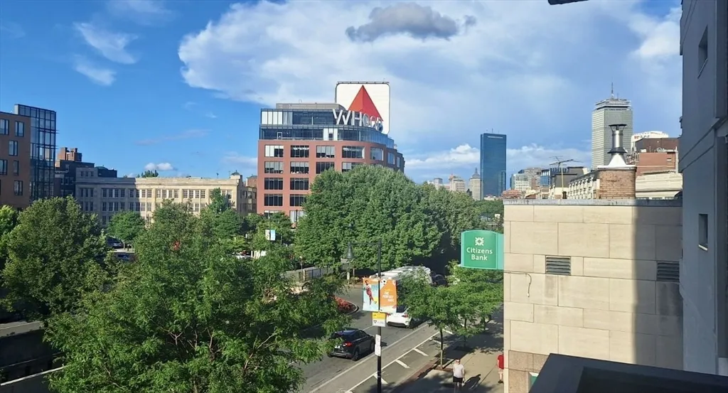 566 Commonwealth Ave, Fenway