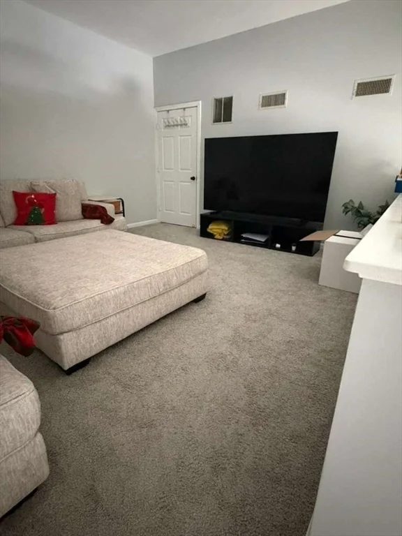 212 Carriage Ln, Taunton