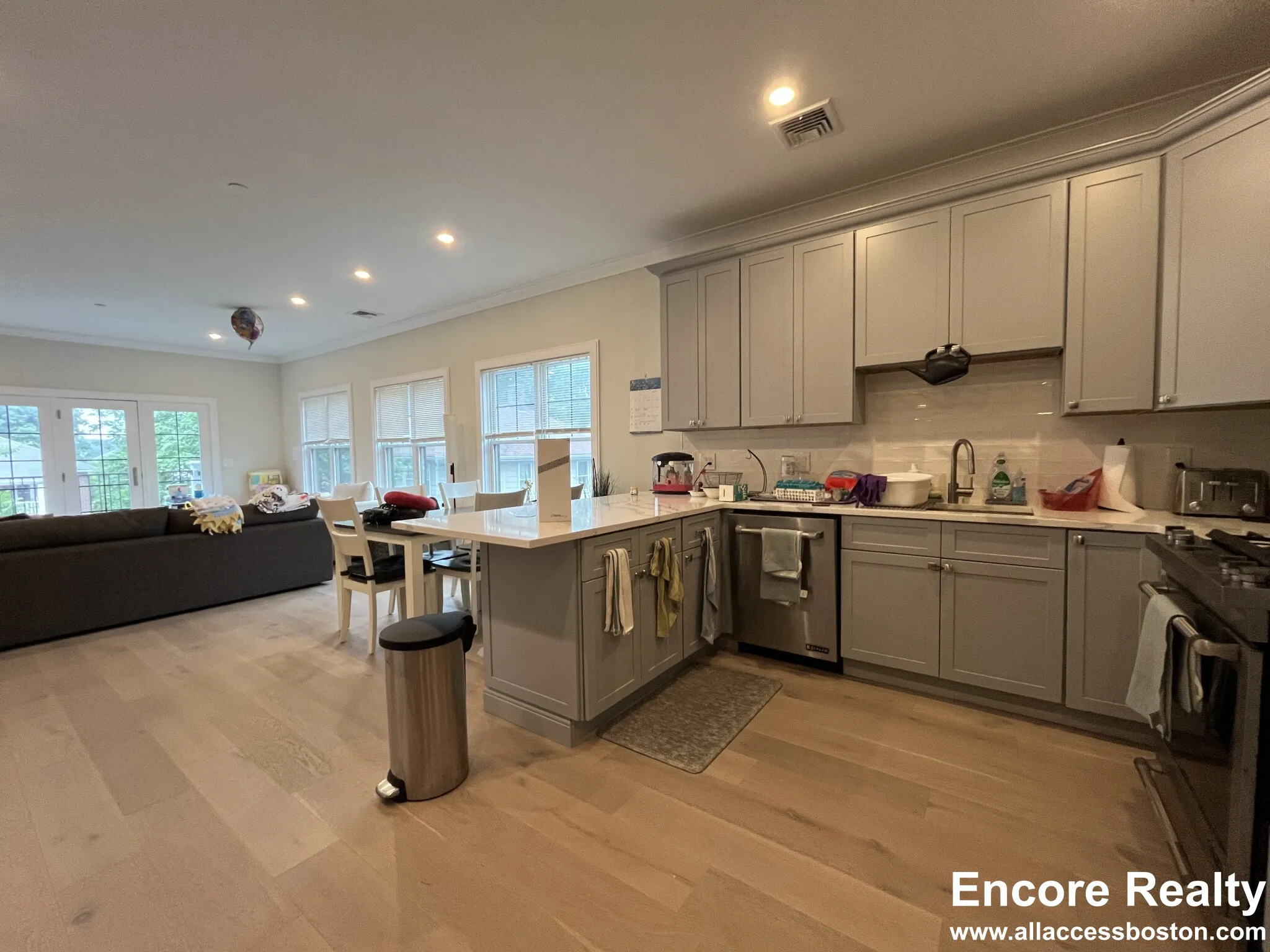 32 Cummins Highway, Roslindale