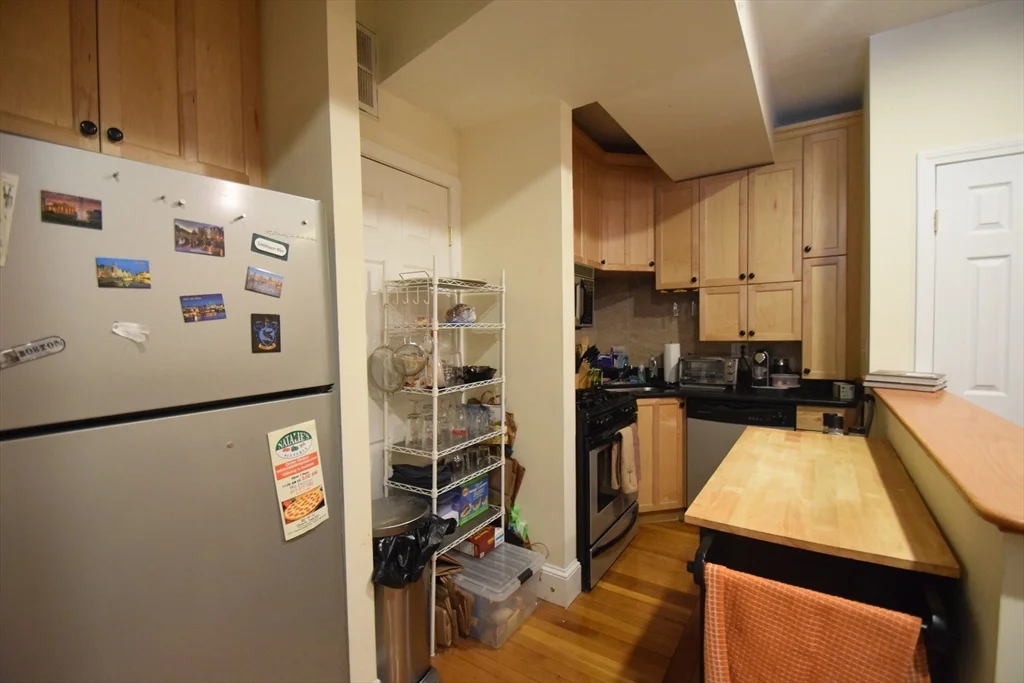 191 Winthrop Rd, Washington Square