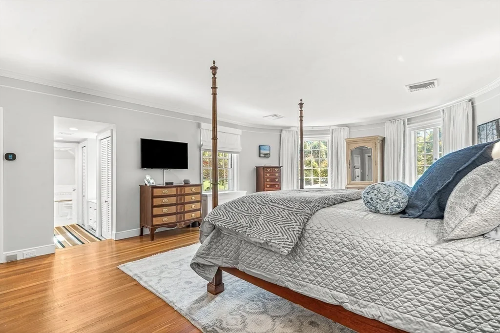 2 Phillips Pond Rd, Natick