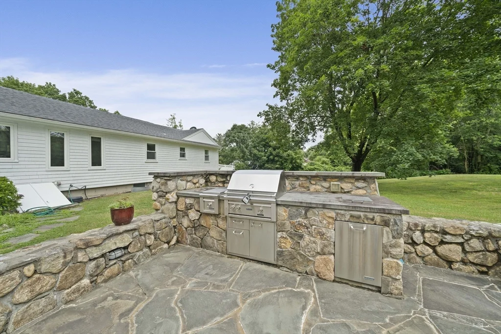 114 Main St, Norwell