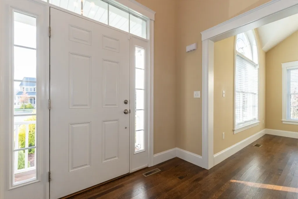 15 Hialeah Ln, Framingham