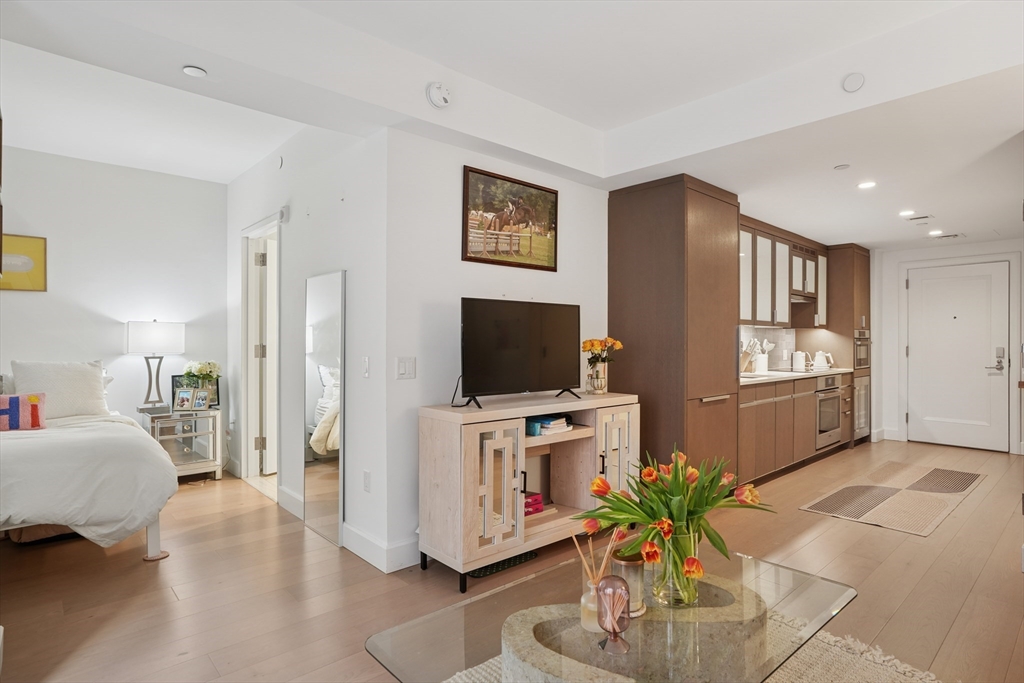 100 Lovejoy Wharf, Waterfront