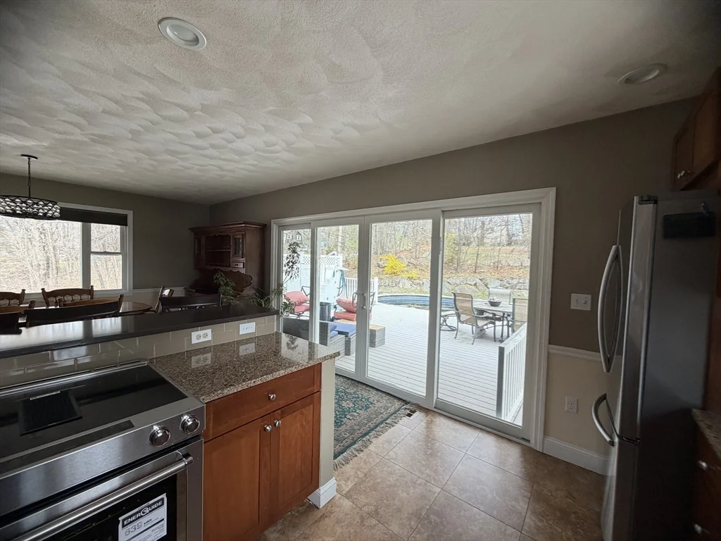 81 N Main St, North Bellingham