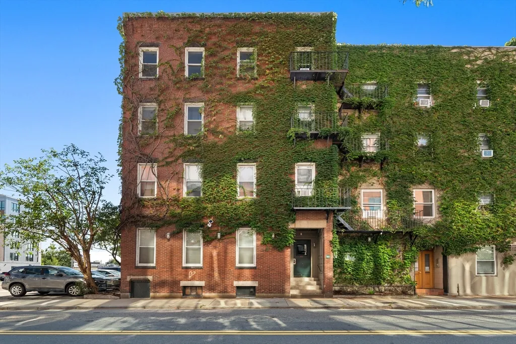 105 W 4th St, South Boston