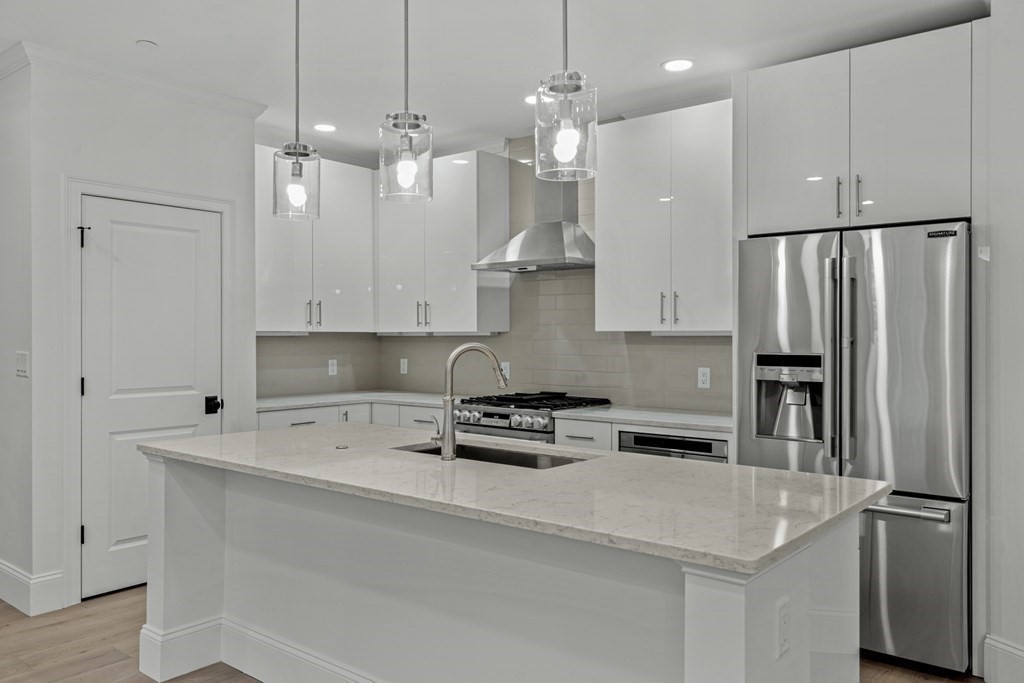 19 Lily Pond Ln, Lexington