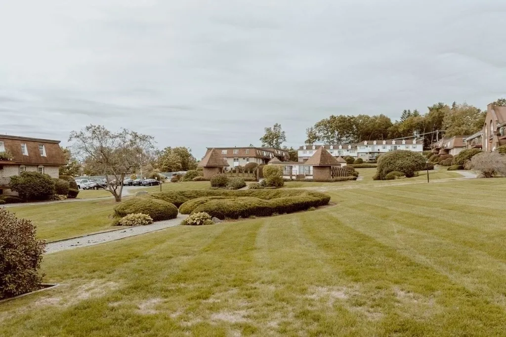 16 Williamsburg Ct, Shrewsbury