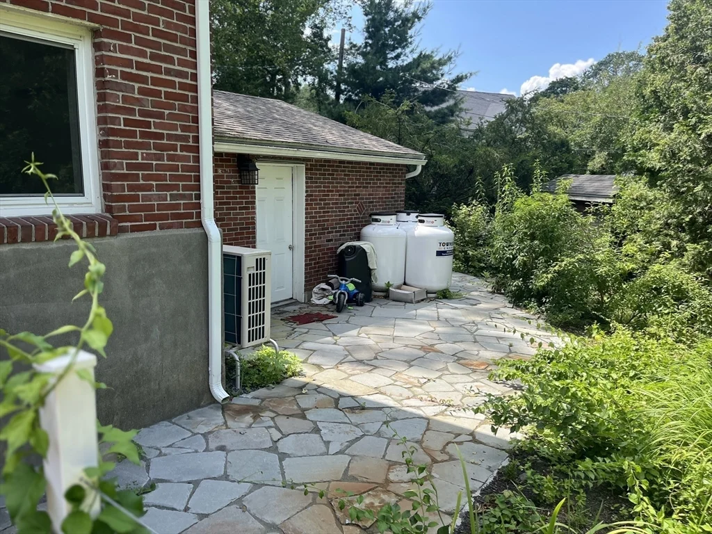 16 Foster Rd, Lexington