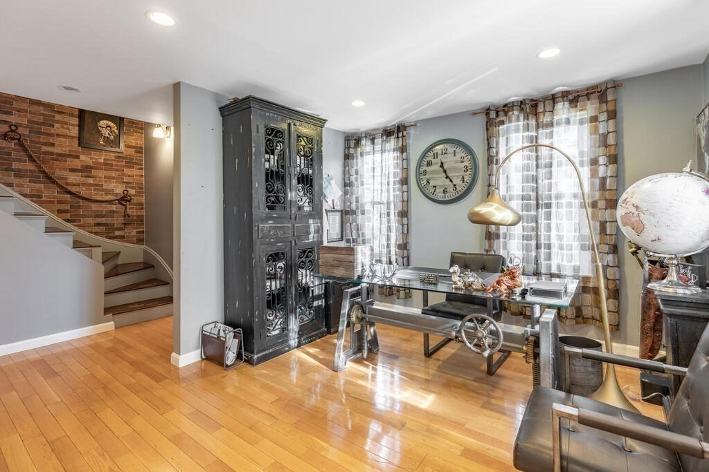 709 Hammond St, Chestnut Hill