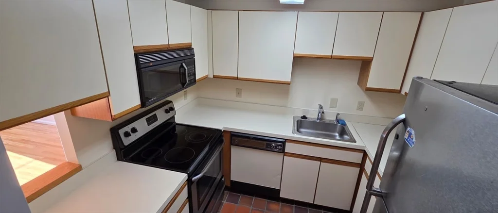 200 Ledgewood Dr, Stoneham