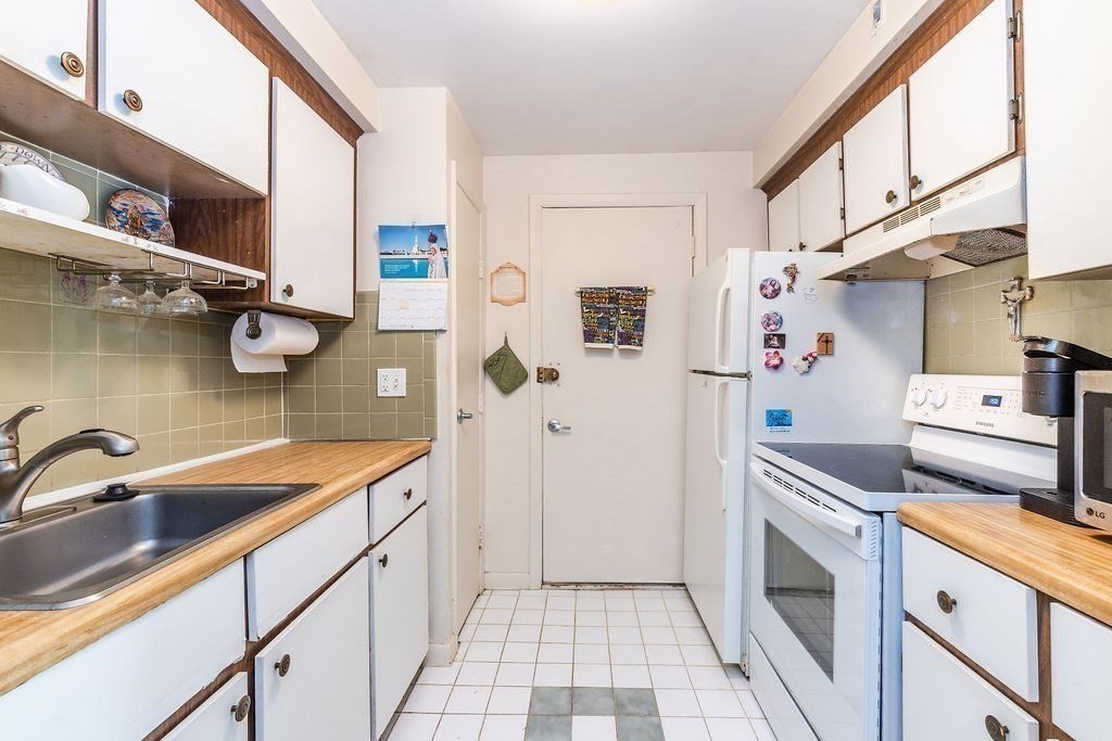 102 Oak Ln, Brockton