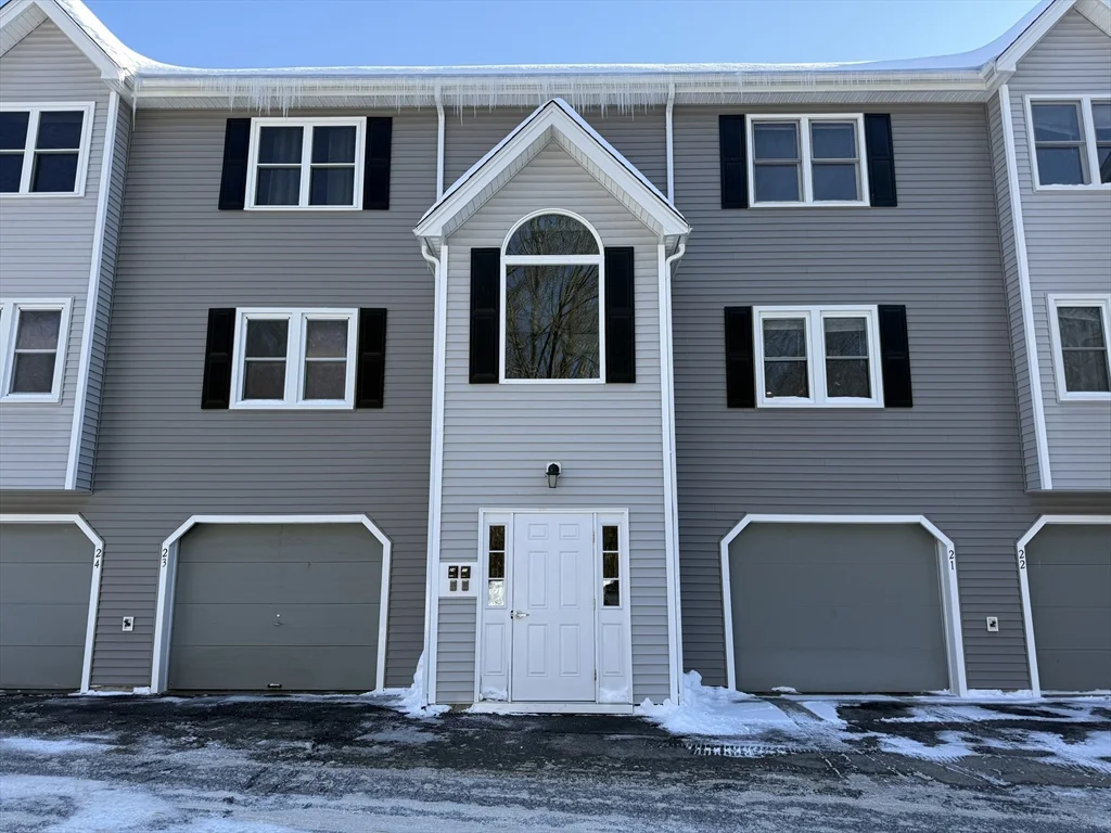 124 Tennis Plaza Rd, Dracut