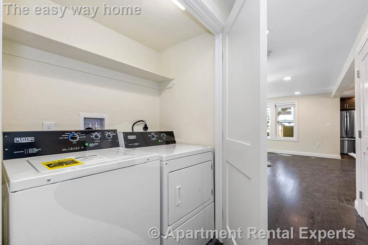 70-72 Stanley Ave, Tufts