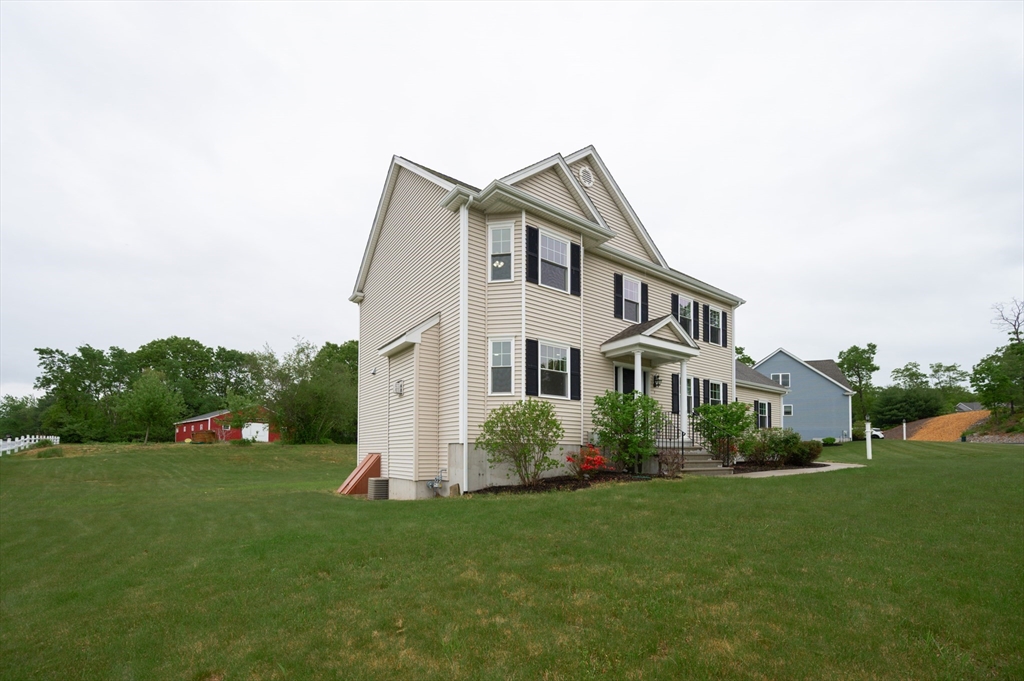 7 Willow Brook Ln, Blackstone